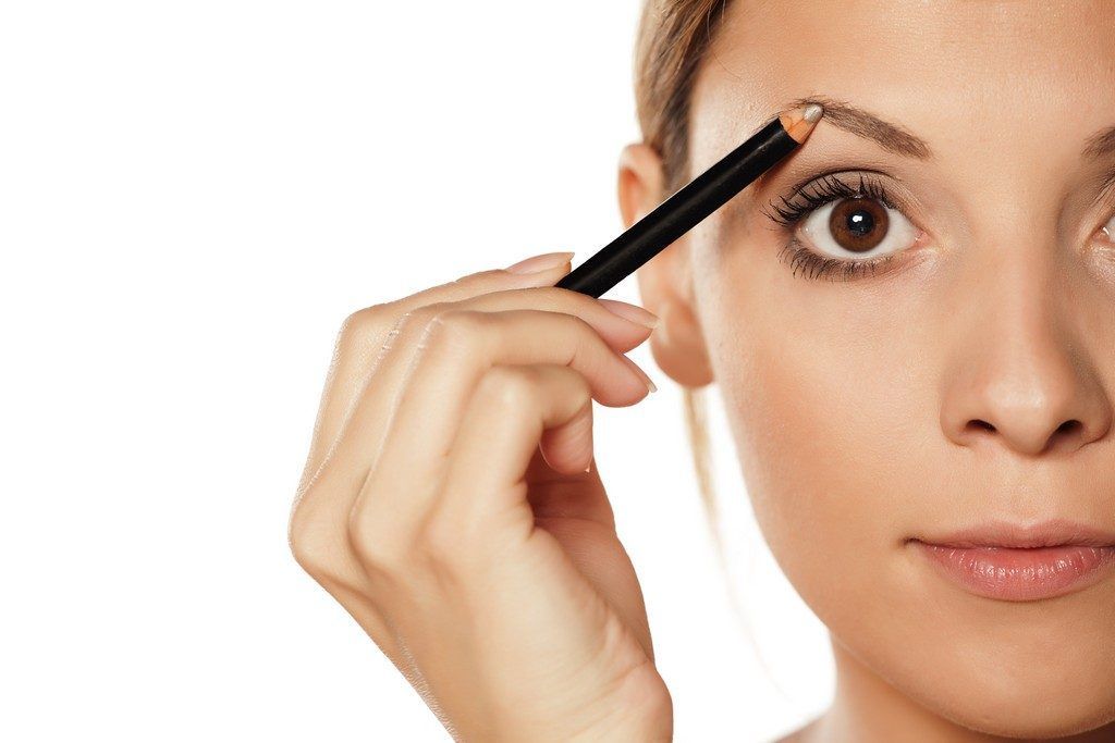 repositionnement des sourcils par microgreffes